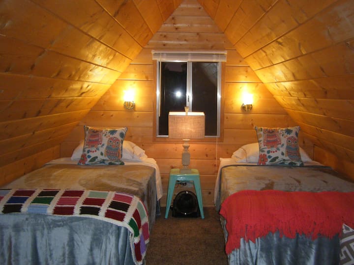 楼上3号卧室，带两张单人床