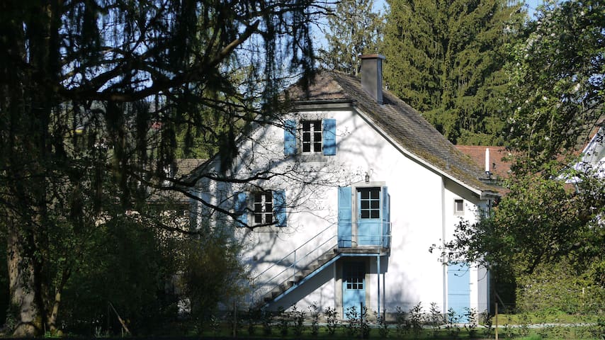 Maison traditionnelle suisse idéalement située