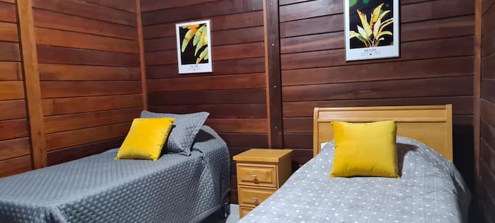 غرفة نوم ثالثة وسريرين فرديين كبيرين وسرير متحرك صغير.