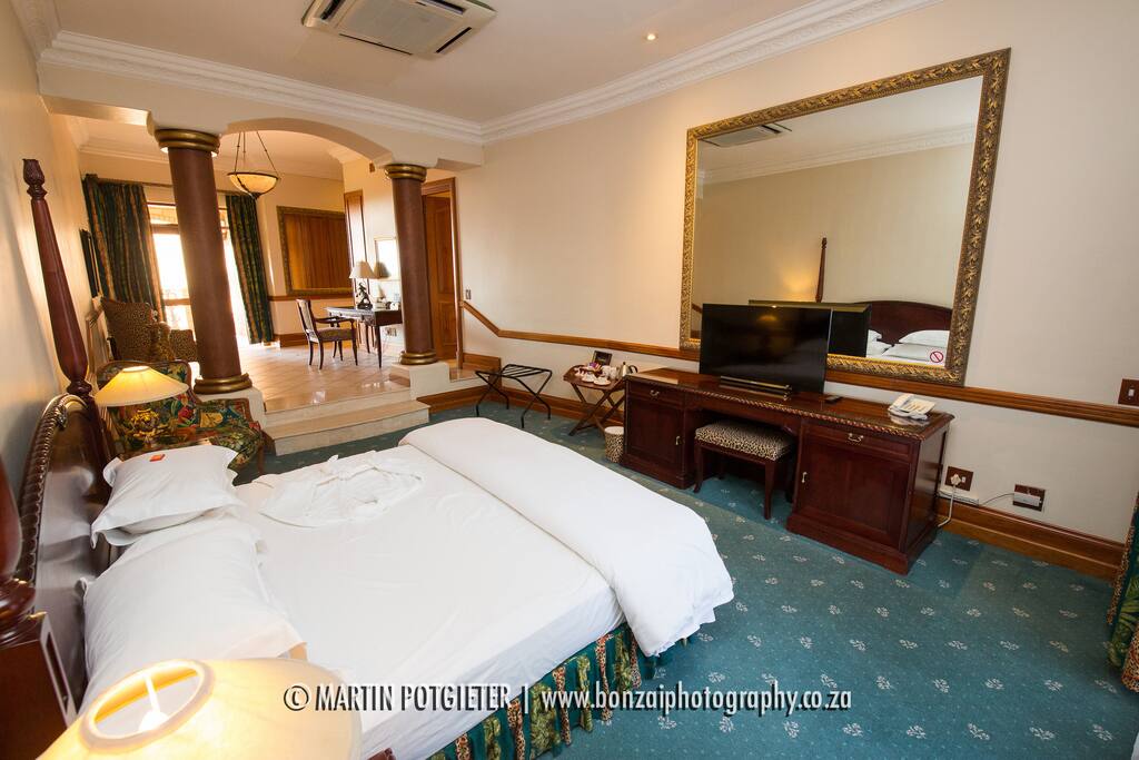 Executive Suites: Single rate: R2000 per night.
Double rate:
R2700 per night. We have 16 x Executive Suites available with bathrooms en Suite (Separate bathroom and shower, with a toilet), own dstv decoder and Flat screen TV, aircon, hairdryer, lounge etc.