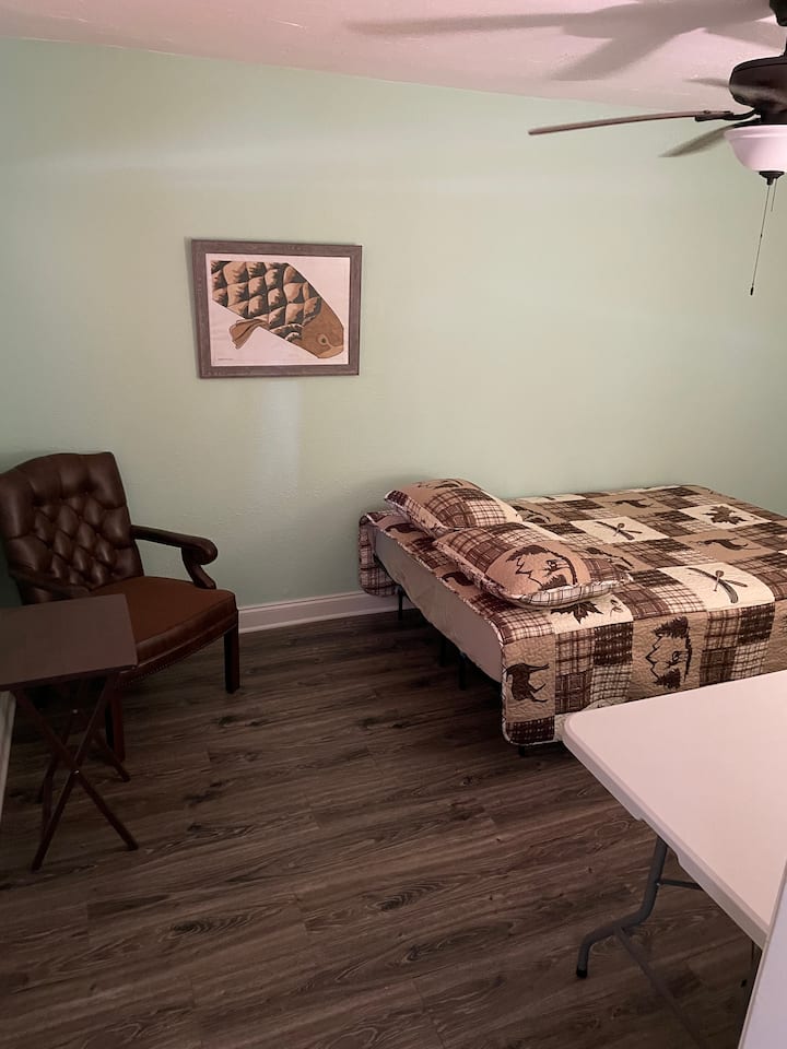 Jedna manželská posteľ v spoločnom priestore