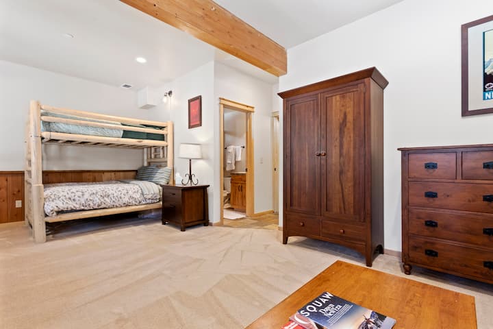 1/F غرفة نوم 4 مع سرير مزدوج فوق سرير بطابقين كاملين. تضيف المدفأة الكهربائية الأجواء والدفء. "غرفة النوم في الطابق السفلي أشبه بجناح: أرائك ومدفأة وأسرّة مع حمام داخلي." راشيل *****