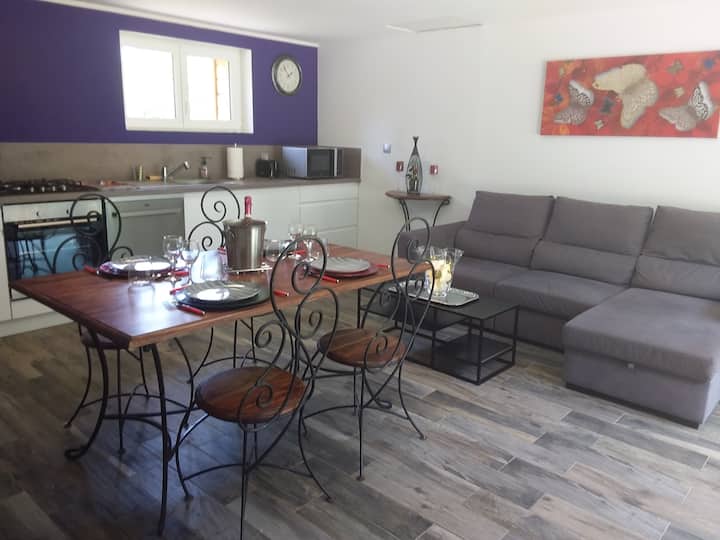 Სასიამოვნო მისაღები ოთახი, ფართო, ღია ტერასასა და პარკში. Თქვენ გაატარებთ სტუმართმოყვარეობის შესანიშნავ მომენტებს დახვეწილი და გემოვნებიანი კერძებით სავსე მაგიდის წინ. 