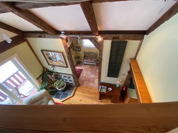 Დაათვალიერეთ მისაღები ოთახი ლოფტის საძინებლიდან