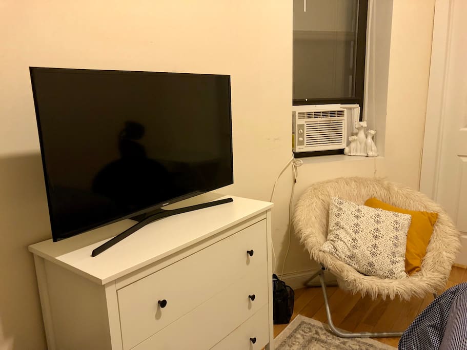 Smart TV with Netflix, Hulu and HBO Now