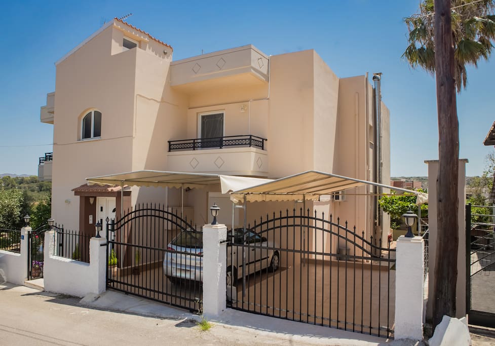 Private Gated Driveway, For 1 Vehicle