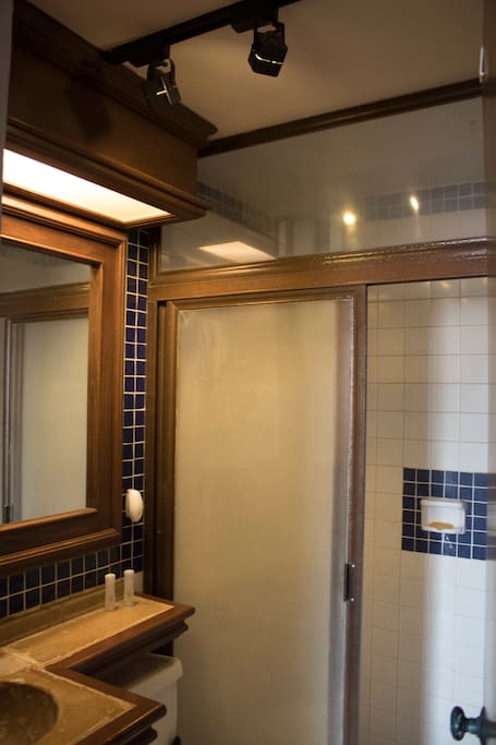 Baño compartido,higiénico y espacioso.