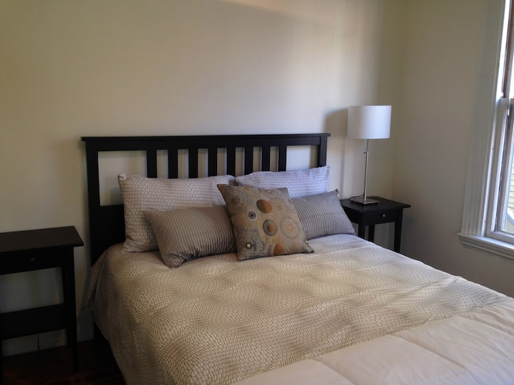 Prednja spavaća soba s bračnim krevetom