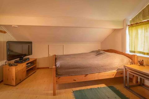 Comfortable room for 2. Near airport and centre.