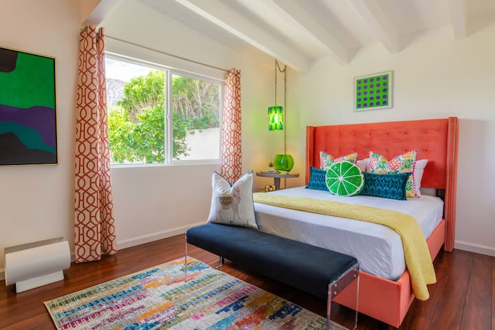 Სასტუმრო ოთახი №1 - Queen Size და დახვეწილი საწოლის თეთრეული და მოდურად შექმნილი! Ბაღისა და მთის ულამაზესი ხედების გვერდით! Smart Roku 4KTV-სთან ერთად