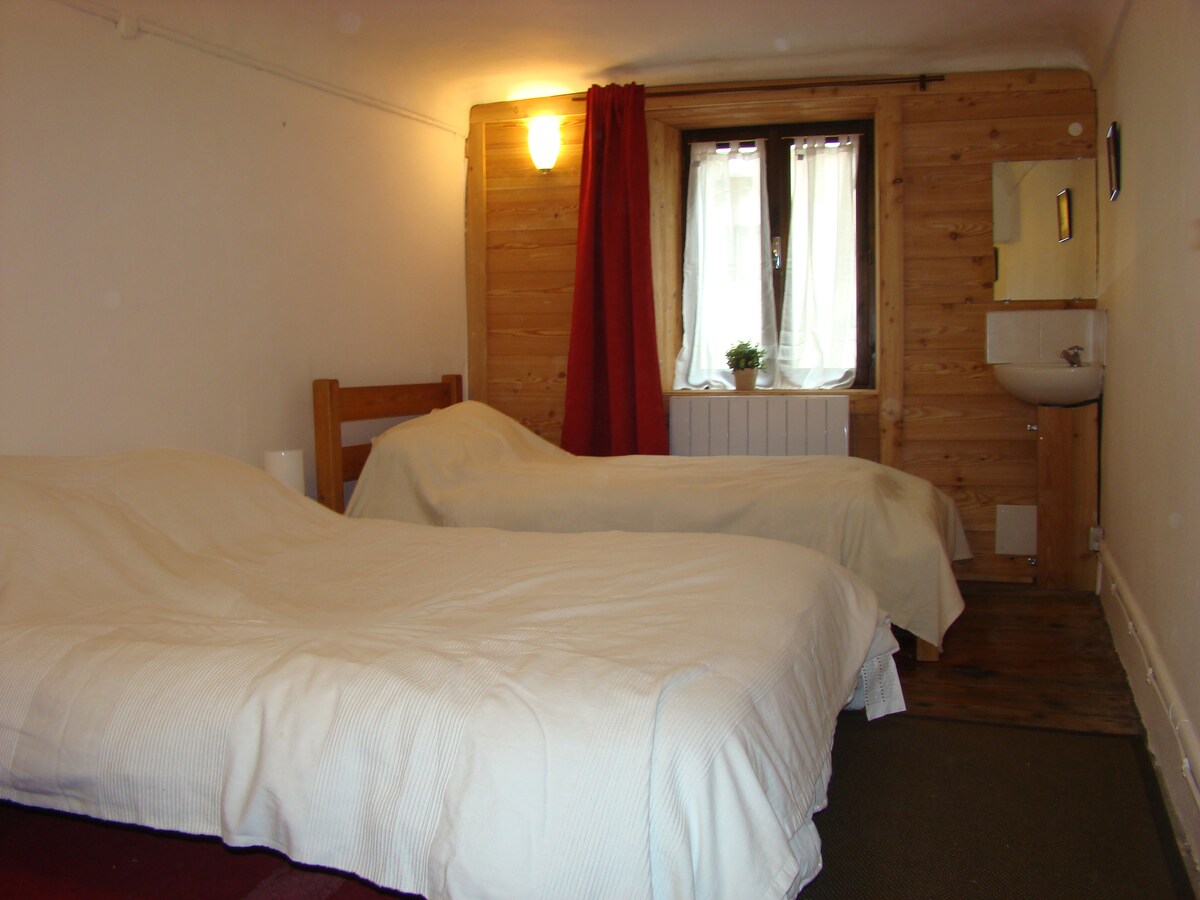 ห้องนอน 6 พร้อมเตียงคู่และเตียงเดี่ยว