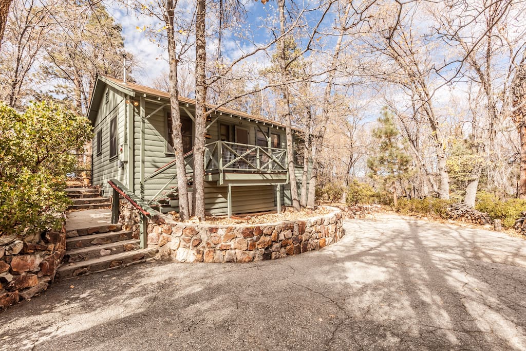 Classic Mountain style cabin on a heavily treed lot located steps to hiking trails, close to Village, ski resorts, and Big Bear Lake