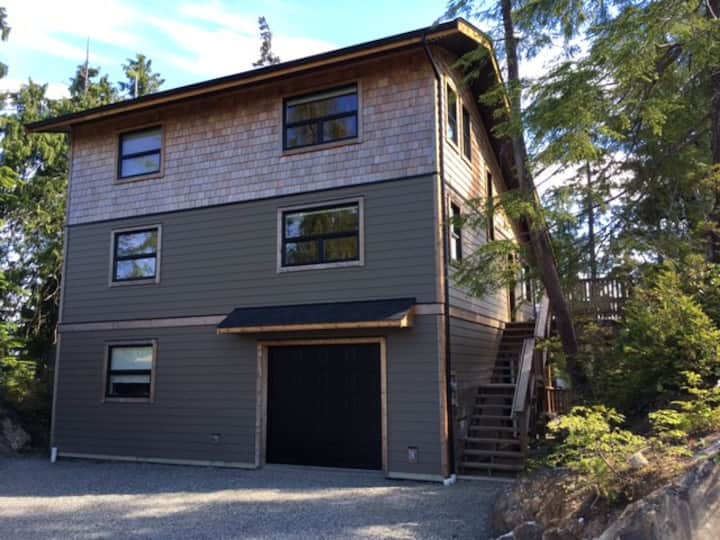 Smallwood Guest House Houses for Rent in Tofino, British Columbia