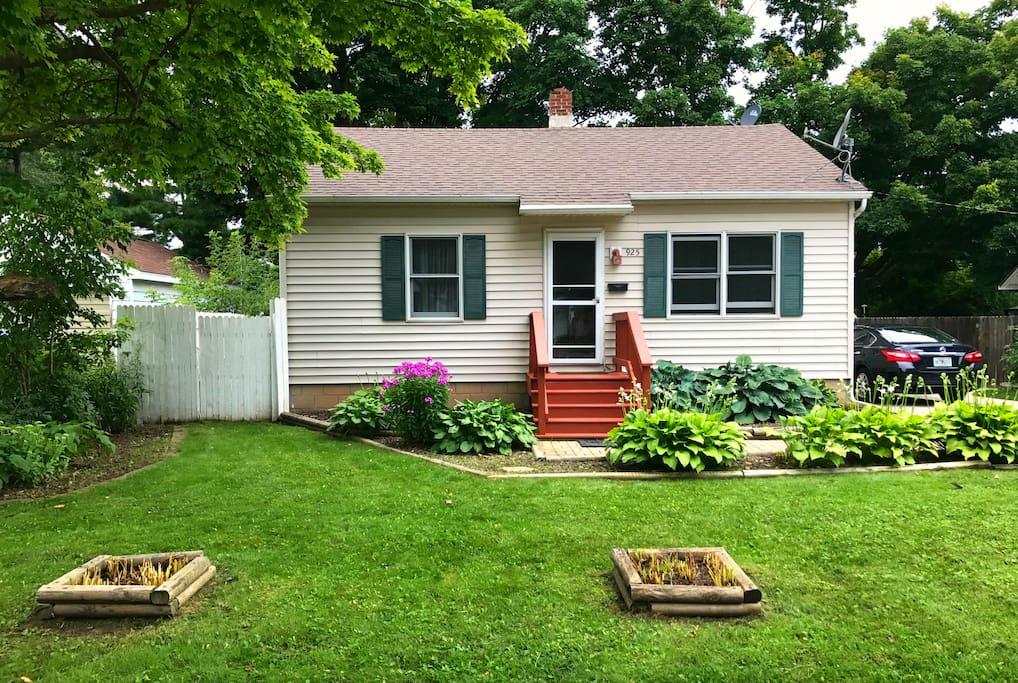 Enjoy all that Door County has to offer whether its boating, fishing, shopping or winter sports. Walk or bike to beautiful Sunset Park which features an awesome view of Door County sunsets over the bay of Green Bay as well as a huge children's playground, boat launch, basketball and tennis courts, Frisbee golf and picnic grilling areas. This pet friendly 2 bedroom home has 3 large flat screen (smart) TV's and WiFi, a well equipped kitchen and a nice deck leading to a fenced backyard.