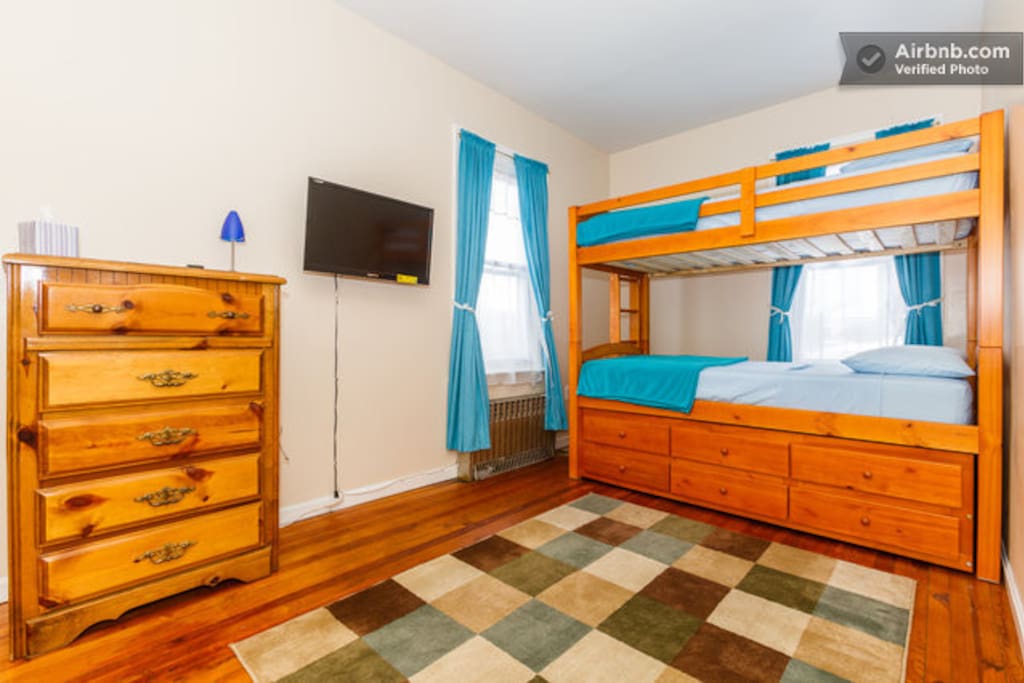Bedroom with 3 twin beds
