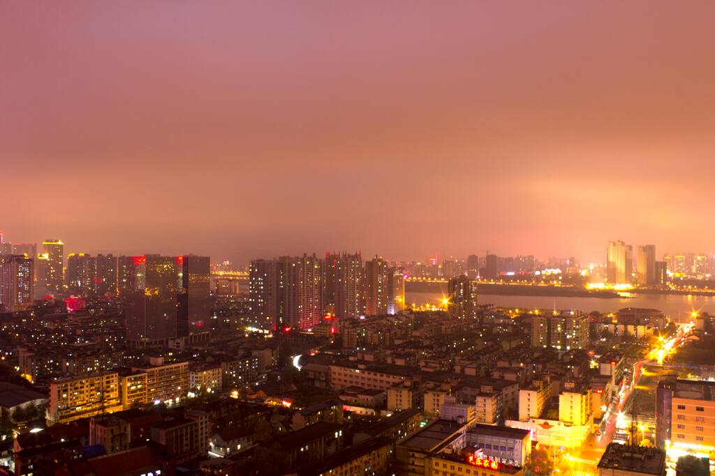 公寓窗外夜景