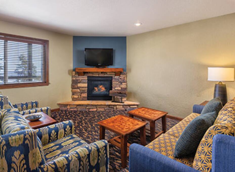 This picture does not show the specific unit being rented. The unit rented will be based on which units are available upon check-in. These pictures are meant to show the property and an example of the room style and décor.