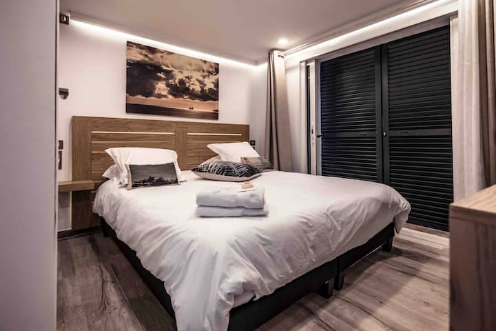 בריכת שחייה צמודה