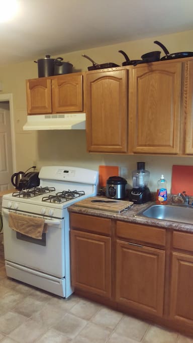 Full kitchen: oven, broiler, gas stove, sous vide, rice cooker, food processor, tea kettle
