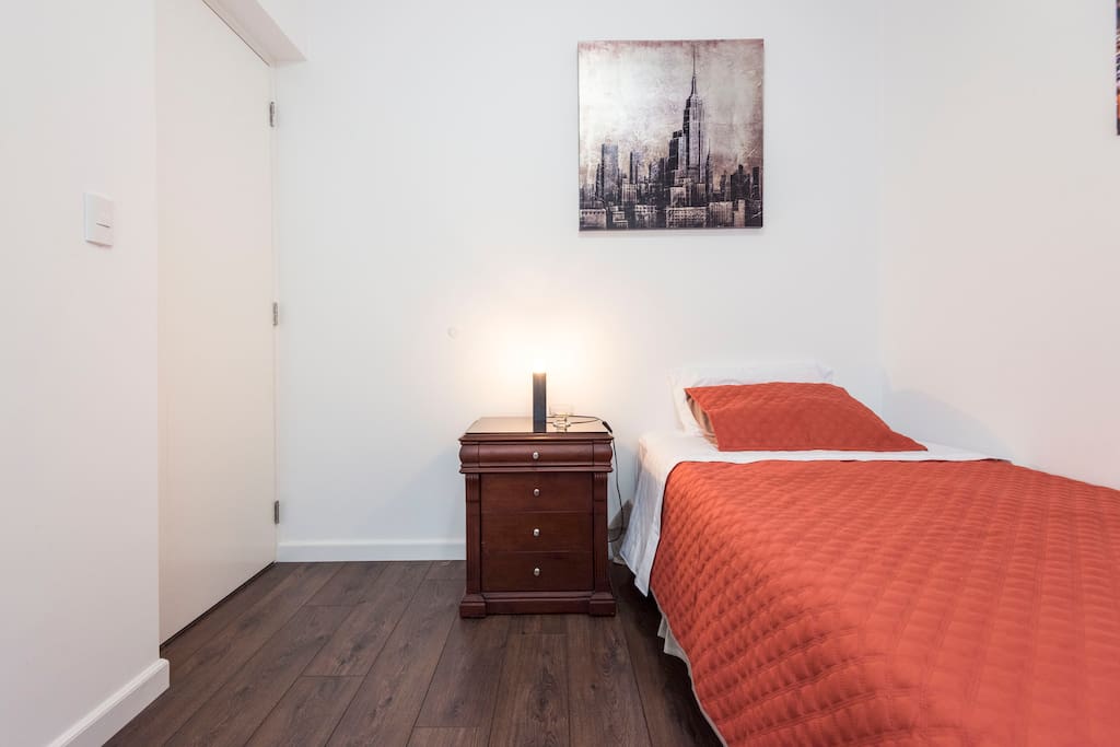 Comfortable room with new bed, closet, safe, tv, wifi in luxury apart