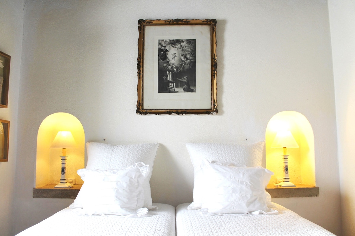 ห้องนอนเตียงคู่ที่สะดวกสบาย 
