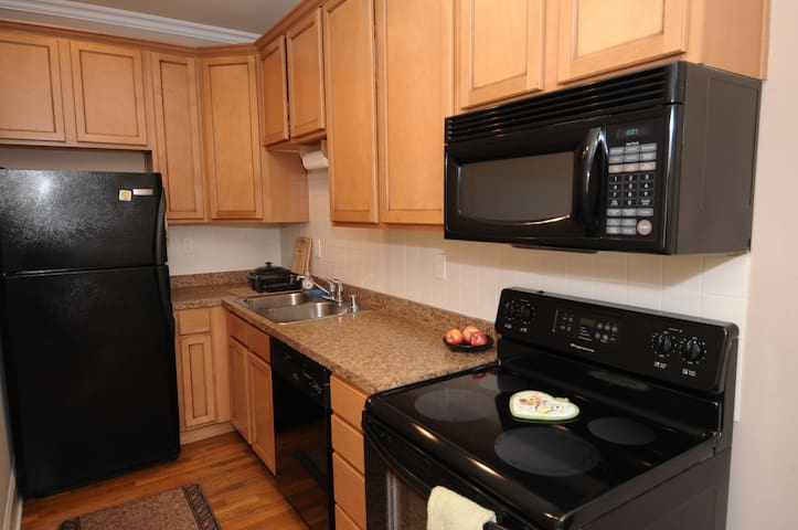 Awesome downtown LEX & UK location