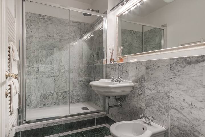 BEAUTIFUL AND ELEGANT APARTMENT gallery image 3