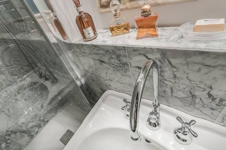 BEAUTIFUL AND ELEGANT APARTMENT gallery image 4