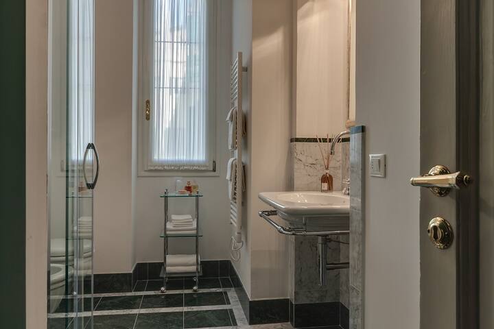 BEAUTIFUL AND ELEGANT APARTMENT gallery image 5