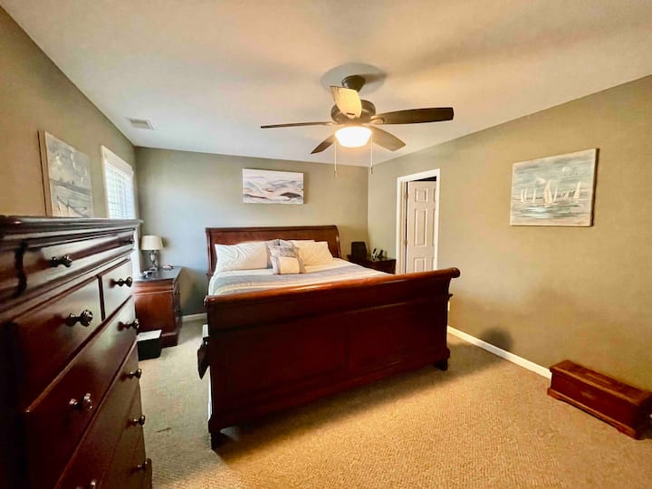 חדר השינה הראשי מתחבר לחדר רחצה פרטי. 
מיטת קינג סייז. 