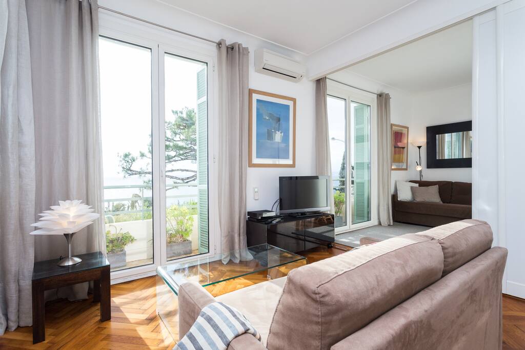 Vaste séjour vue mer, lumineux, avec balcon sur jardin