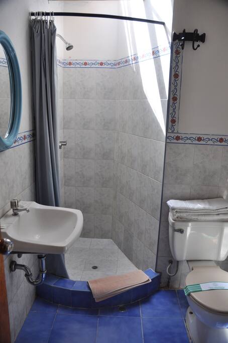 Baños limpios y bien equipados