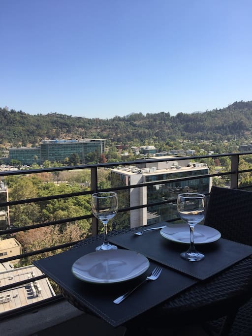 Mesa en terraza para disfrutar de la vista