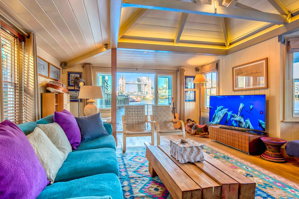 Tower Bridge Houseboat: The living area with Tower Bridge view from the sofa through the french doors onto the upper deck.