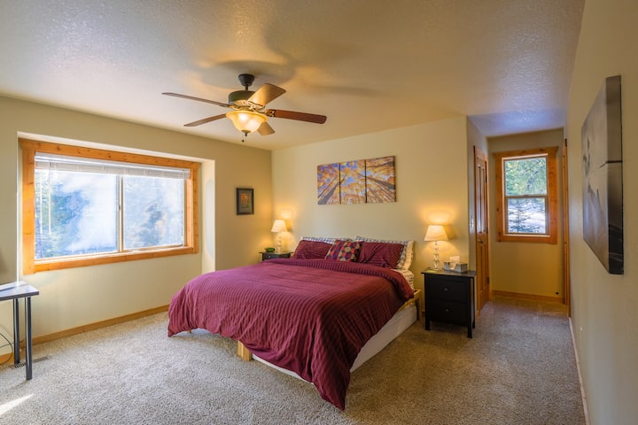 Prostrana spavaća soba - bračni krevet (180x200) s madracem na razvlačenje (180x200). Privatna kupaonica i radni stol ako morate raditi.