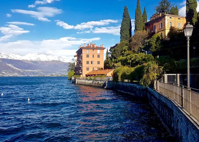 LUXURY COTTAGE on the Water, AC, Free Parking Wifi