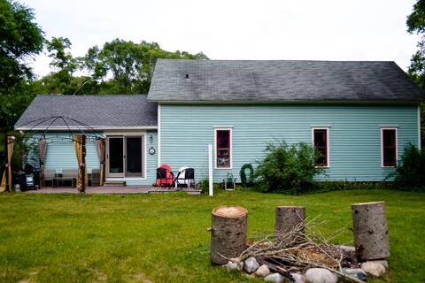 Cozy Retreat - Short walk downtown + pet friendly!