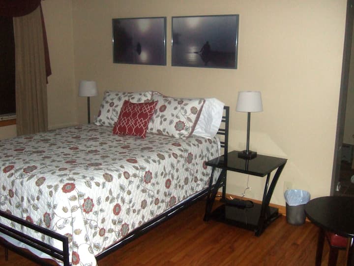 החדר של לויה עם מיטת קווין סייז