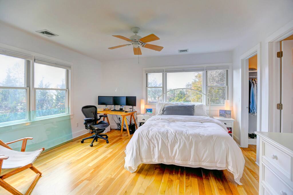 Master Bedroom w/ En Suite Bath