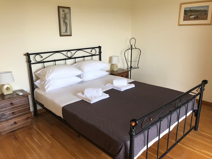 Spavaća soba 1 s balkonom.