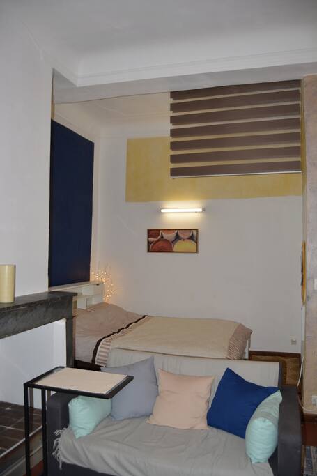 Pièce principale, coin chambre en alcôve.