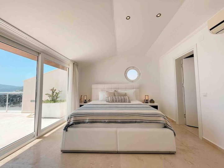 Апартман на 2 кат со пристап до балкон на покривот.