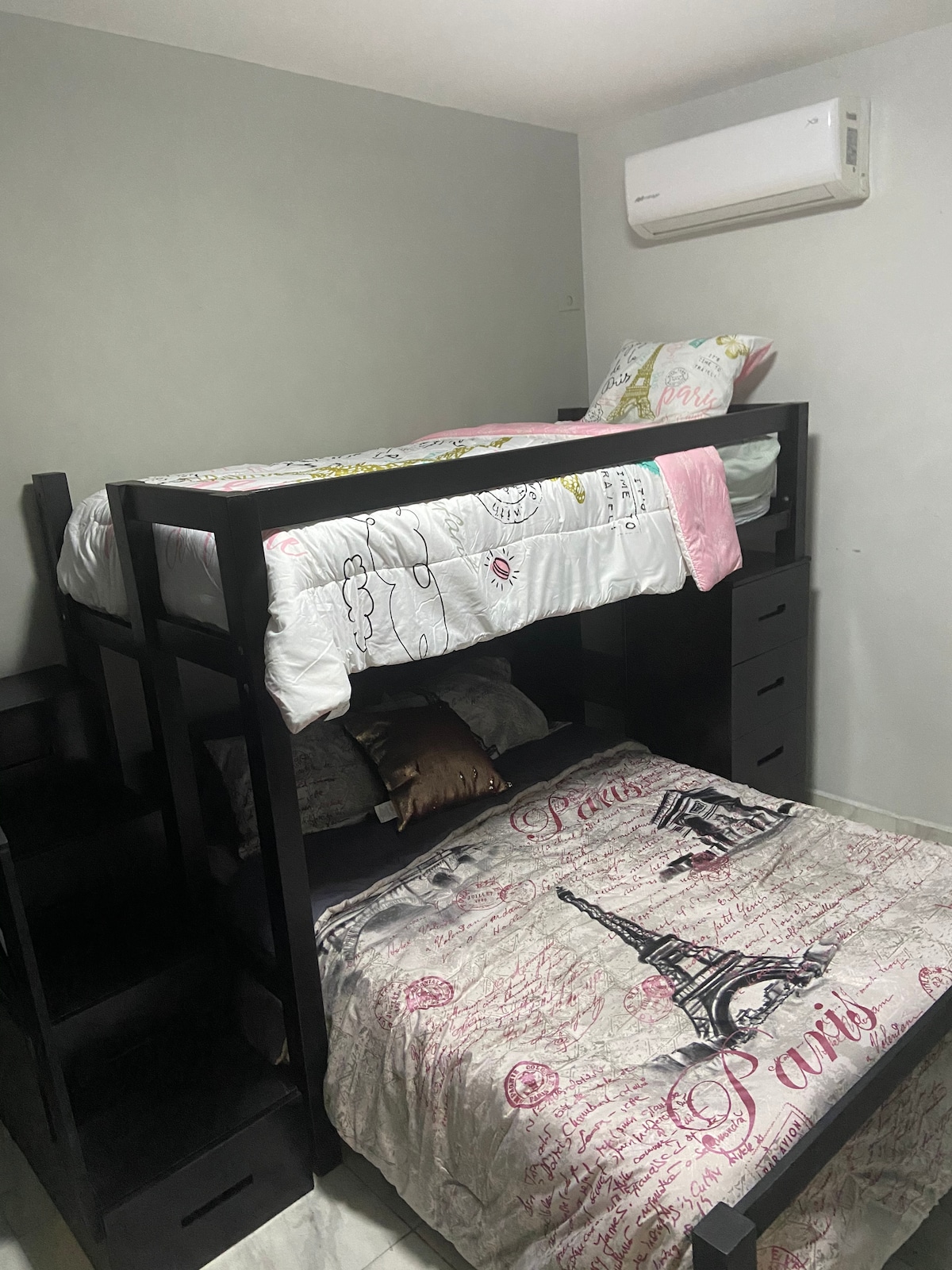 כל חדרי השינה נחשבים. עם ארון עץ מלא, מיזוג אוויר, טלוויזיה בכבלים. 