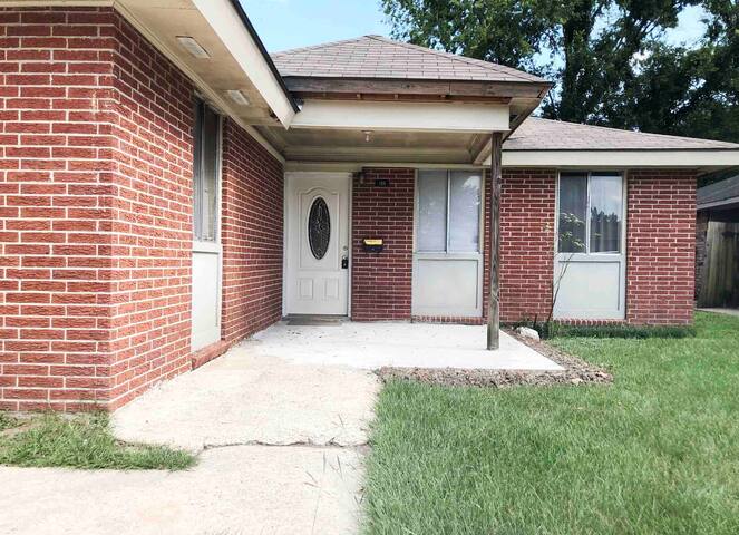 Bedroom A: Netflix + W/D + Prime Location + WiFi