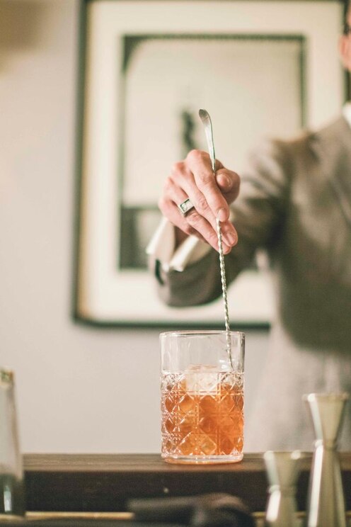 Show full-screen, host-provided image