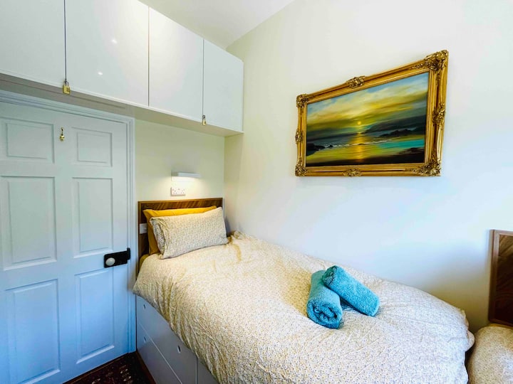 غرفة نوم ثانية بسريرين مرتفعين