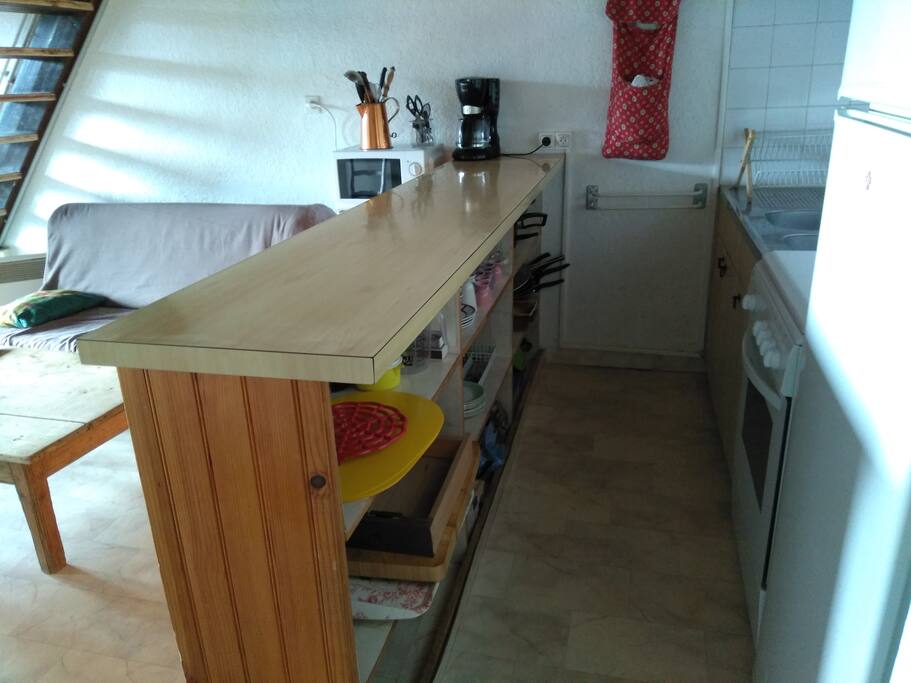 Petite kitchenette dans la pièce à vivre. Avec un bar.