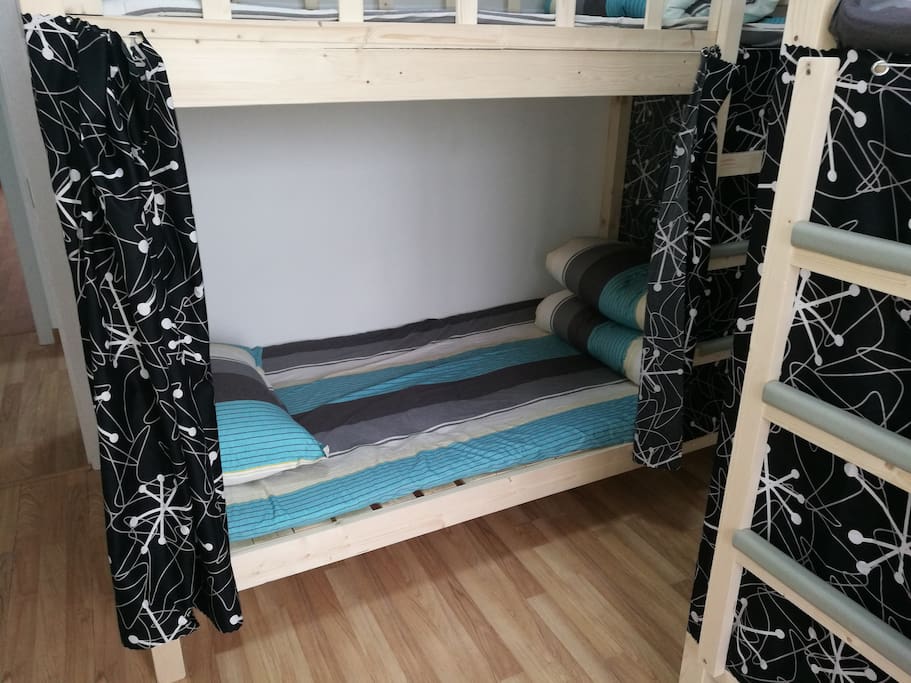 11、北卧室04下铺特写。此床靠近床
North bedroom
04 berth is Lower berth.