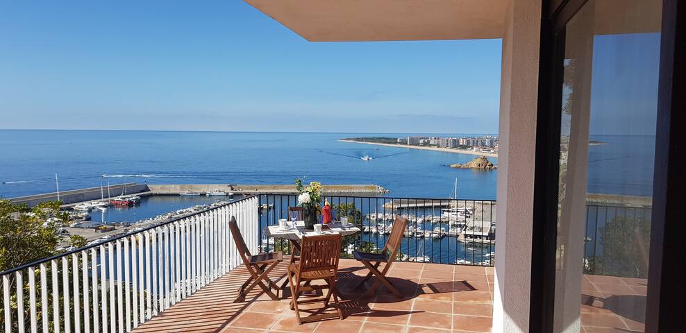 Exclusive villa infinity pool overlooking the Sea gallery image 3