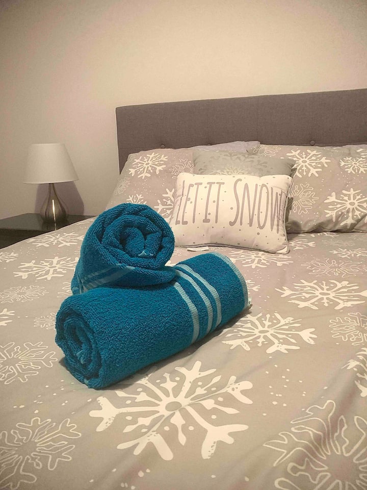 غرفة النوم رقم 2 تطل على الفناء الخلفي.